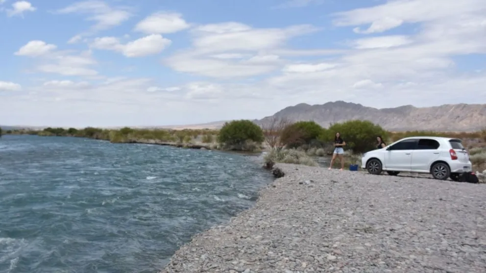 Refuerzan los controles para evitar que la gente se bañe en el río