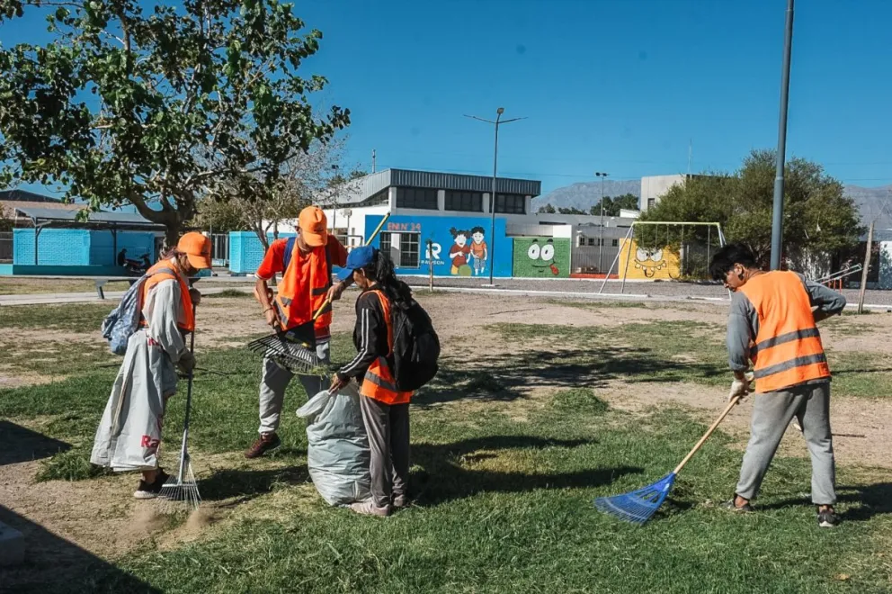 Rawson comenzó el operativo limpieza en las instituciones escolares 