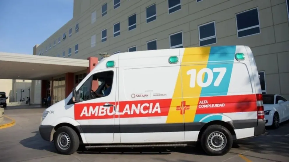 Un joven iba en su auto, se le cortaron los frenos y chocó a dos autos estacionados
