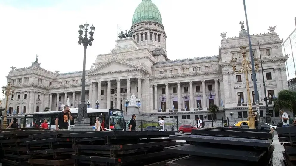 Destinaron 5 mil efectivos para custodiar al presidente y aplicar el protocolo antipiquetes alrededor del Congreso