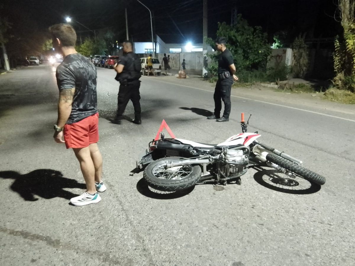 Un motociclista terminó hospitalizado al chocar contra un automóvil