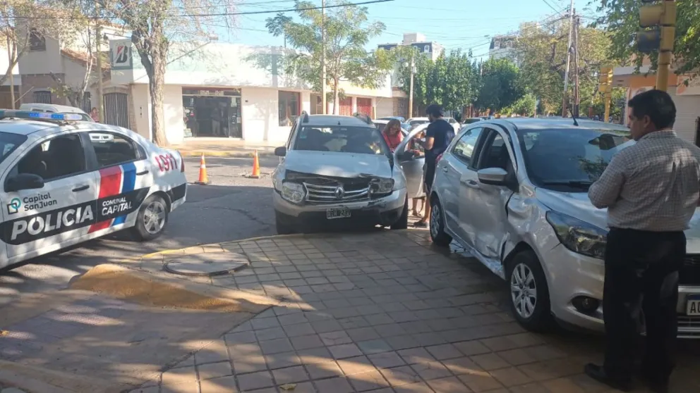 Dos autos chocaron en pleno centro y uno terminó en la vereda