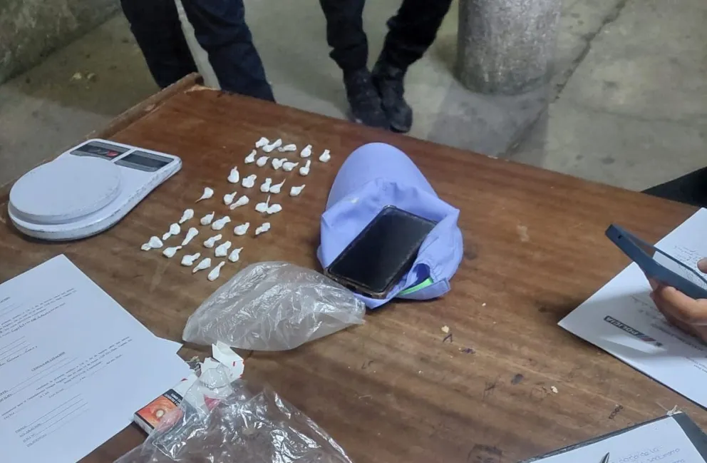 Le pidieron los papeles de la moto y le encontraron droga 