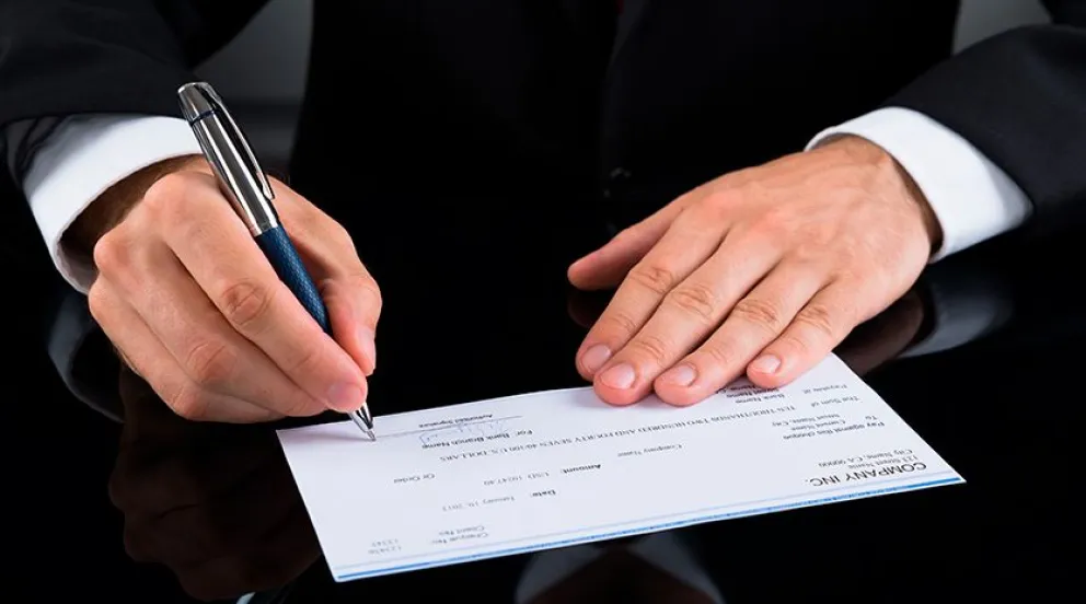 El gobierno evalúa eliminar el impuesto al cheque para reducir distorsiones económicas