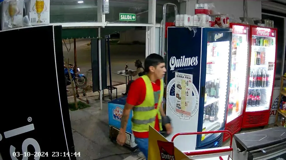 Video: así un motochorro roba un celular en pocos segundos