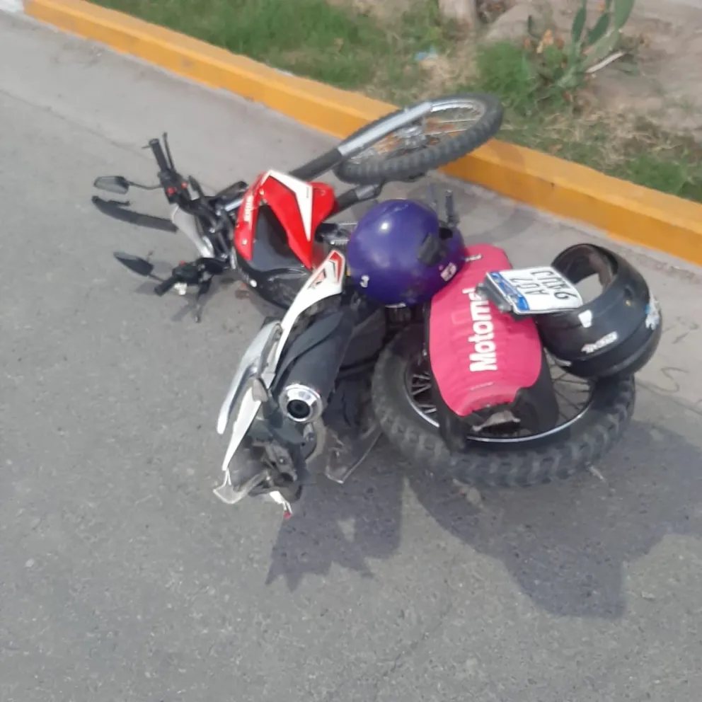 Fuerte choque entre un auto y una moto dejó a dos personas hospitalizadas 
