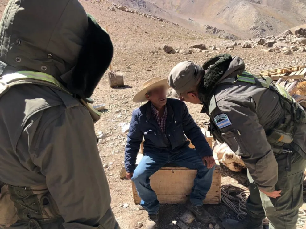 Gendarmería asiste a criancero chileno con problemas de salud en la cordillera calingastina