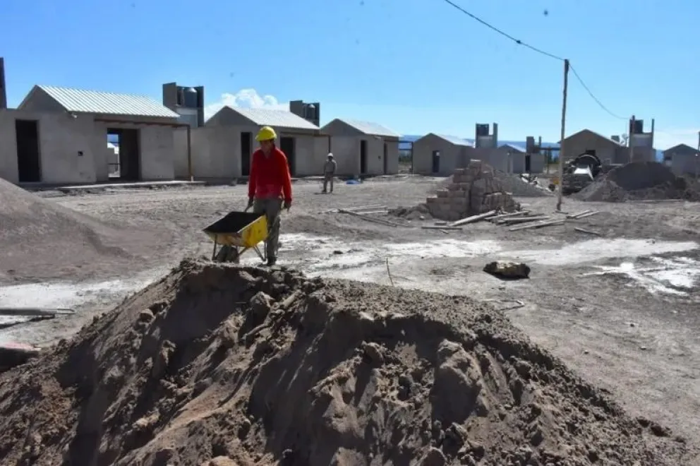 Con el nuevo plan oficial, quieren retomar las obras en ruta 40 Sur, calle 5 y una veintena de barrios 