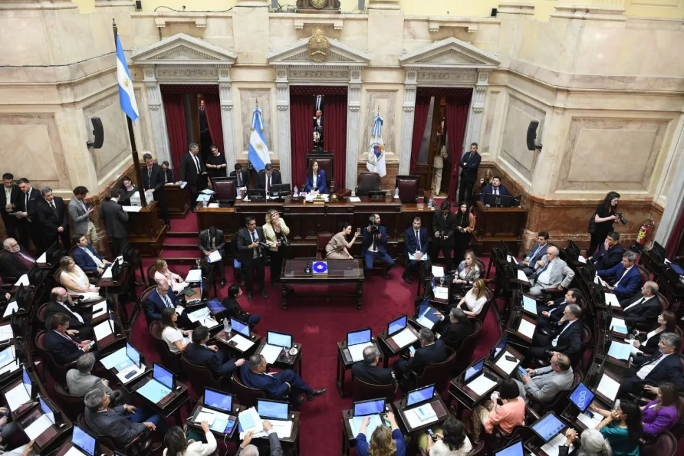En una tensa sesión, el Senado rechazó el DNU de Milei
