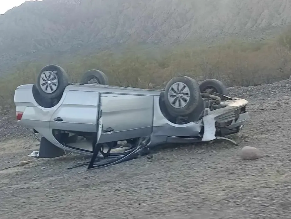 Por esquivar a un  vehículo, un auto terminó volcando en El Villicum