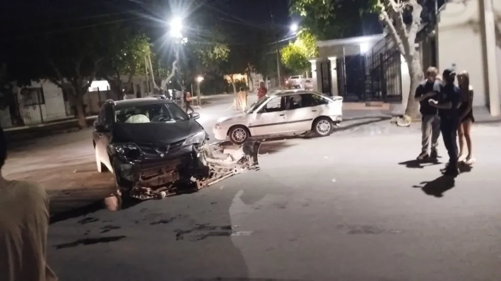 Violento choque entre una camioneta y un auto dejó a una persona hospitalizada