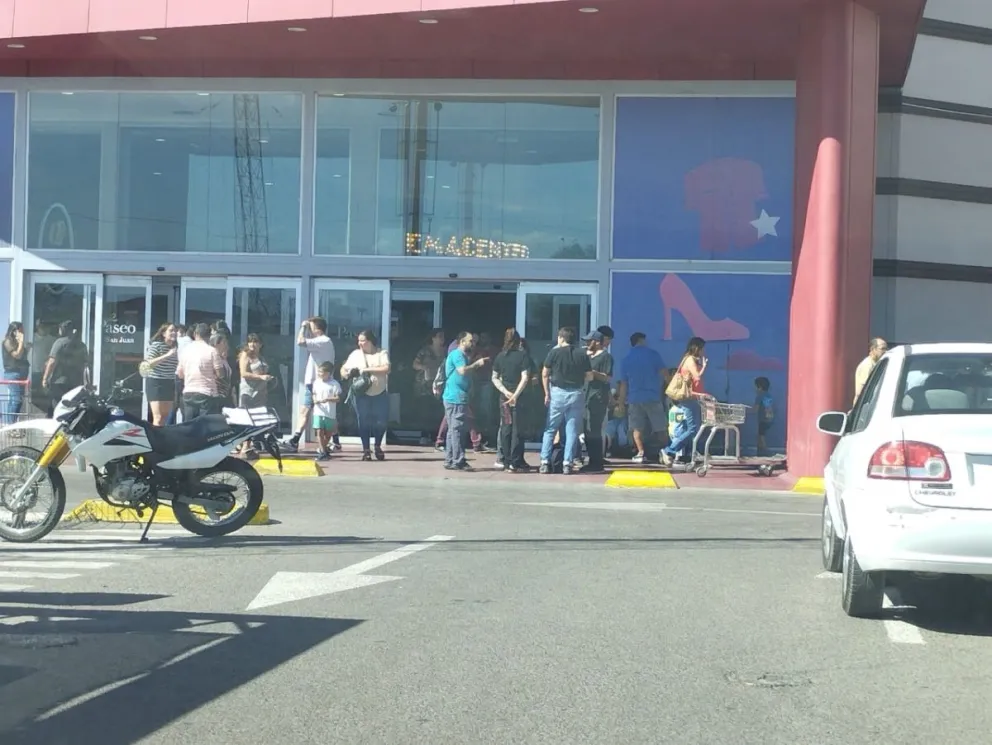 Evacuaron un hipermercado por un principio de incendio en un local de comidas