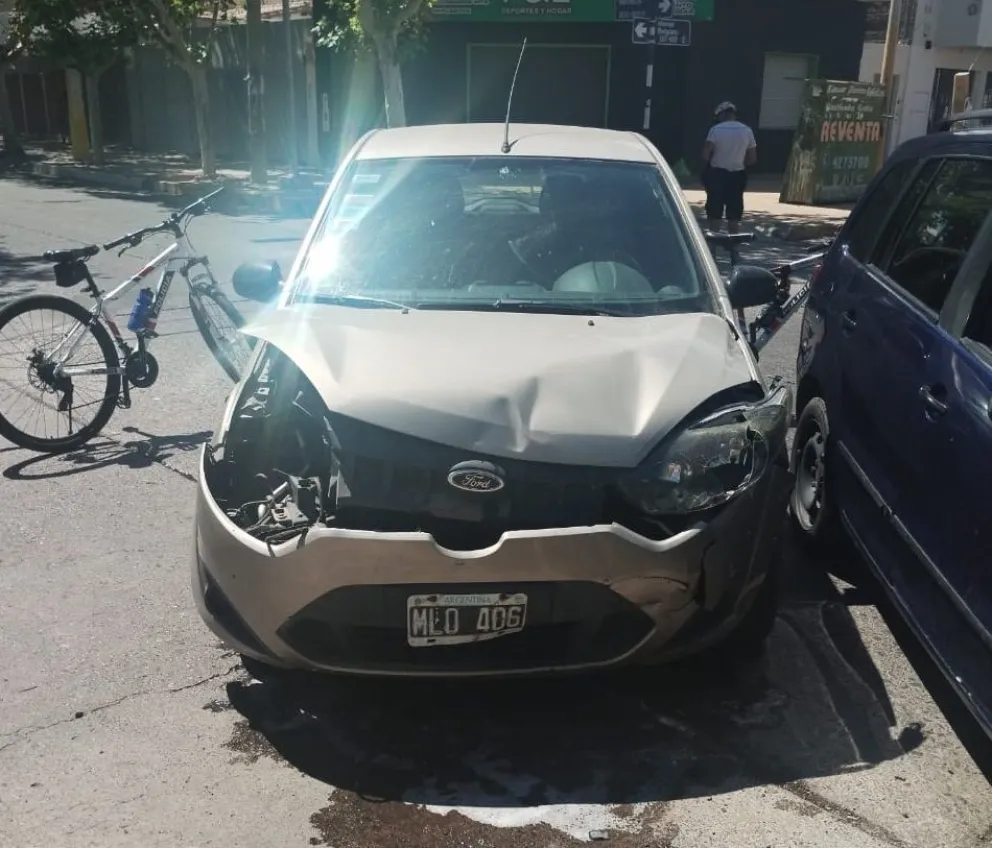 Fuerte choque en un transitado cruce semaforizado en Trinidad: un herido