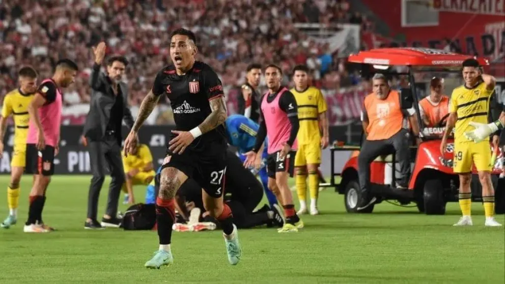 Un jugador de Estudiantes sufrió una fuerte convulsión y el partido con Boca se suspendió
