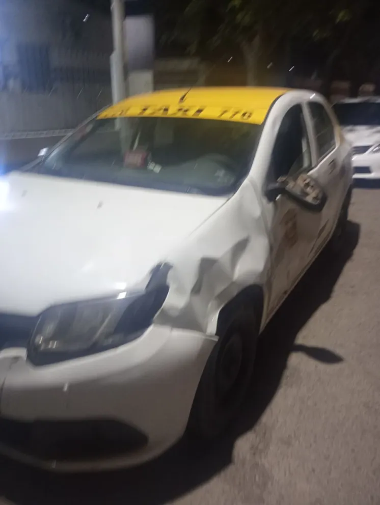 Una motociclista terminó hospitalizada tras chocar contra un auto