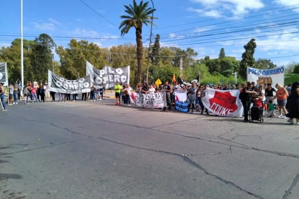Distintas agrupaciones marcharon desde Plaza Laprida hacia el Centro Cívico en reclamo por falta de insumos en comedores