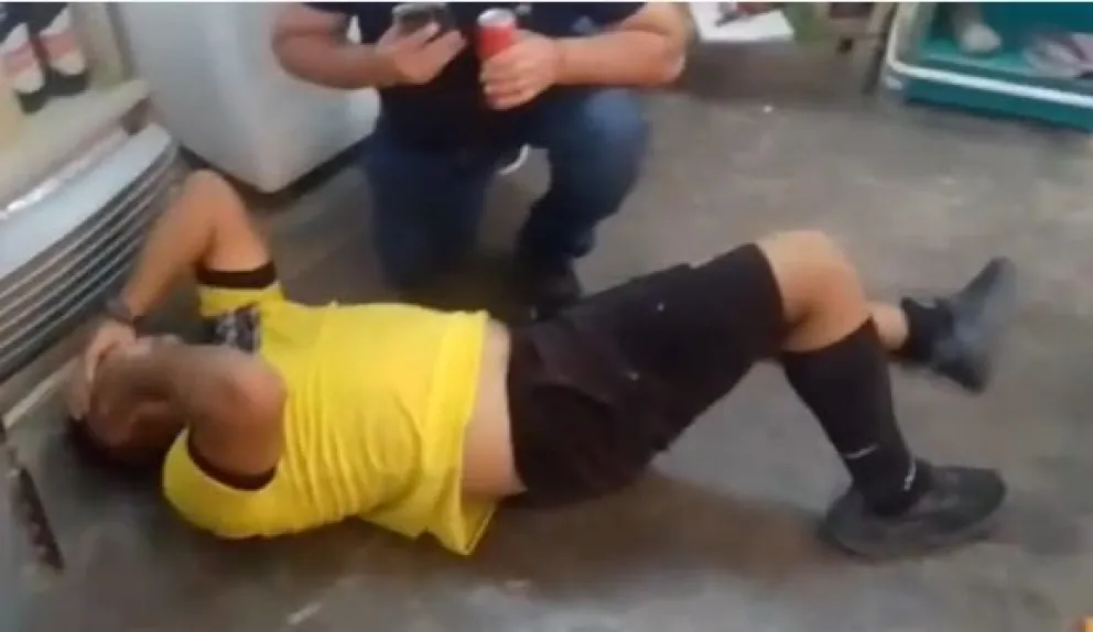Fuertes sanciones para los jugadores que golpearon a un árbitro: uno fue expulsado de por vida