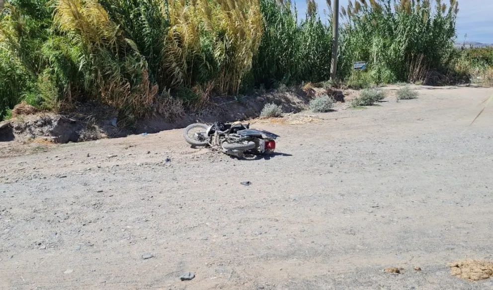 Un camionero atropelló a una motociclista y se dio a la fuga 