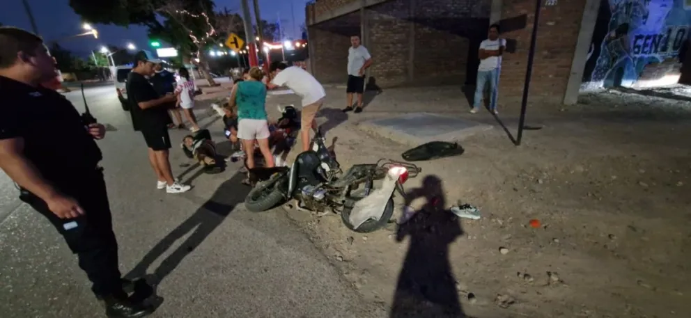 Dos motociclistas terminan heridos luego de colisionar con un auto