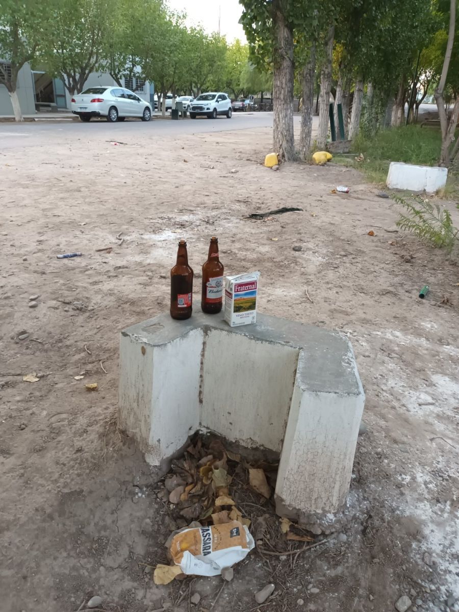 Escándalo en la UCuyo: amenazan a los padres de alumnos con demandas y hallan en el predio botellas de cerveza y cajas de vino vacías