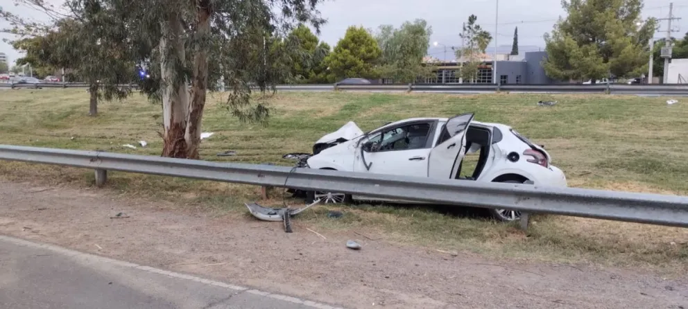 Un auto terminó destruido tras un siniestro en Circunvalación