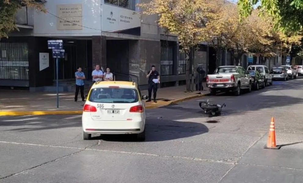 El conductor de un taxi chocó a un motociclista y lo mandó al hospital