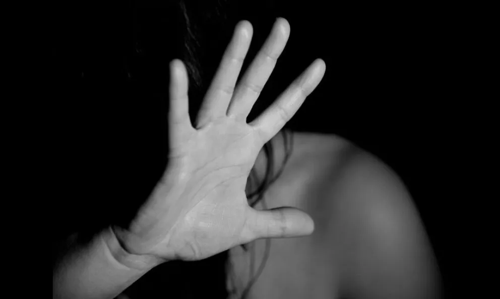 Detienen a un hombre por golpear a su pareja