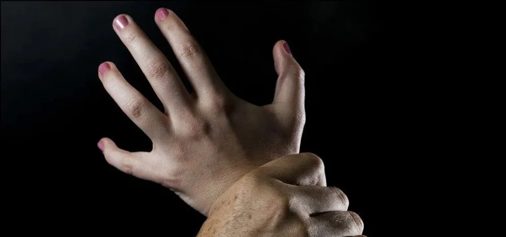 “Soltá a mi mamá”: un niño de cinco años sorprendió a su padre abusando de su madre