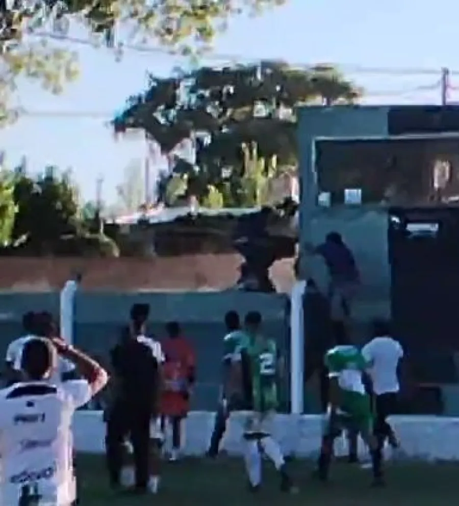  Incidentes entre hinchadas empañan el partido de cuartos de final en Iglesia