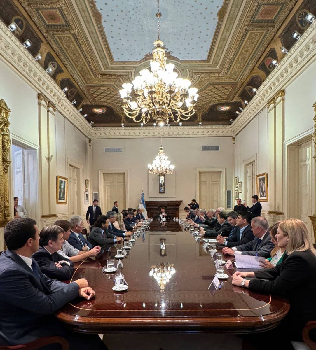 Orrego viaja a Buenos Aires para negociar la Ley Ómnibus, el DNU y el pacto fiscal