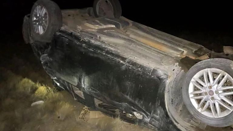 Un hombre perdió el control de su auto y chocó contra el cerco de una ...