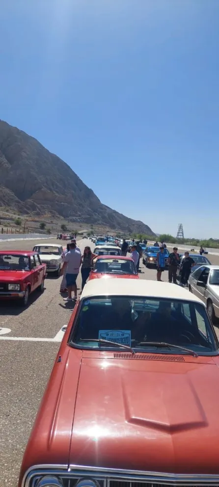 El raid de autos antiguos copó las calles sanjuaninas