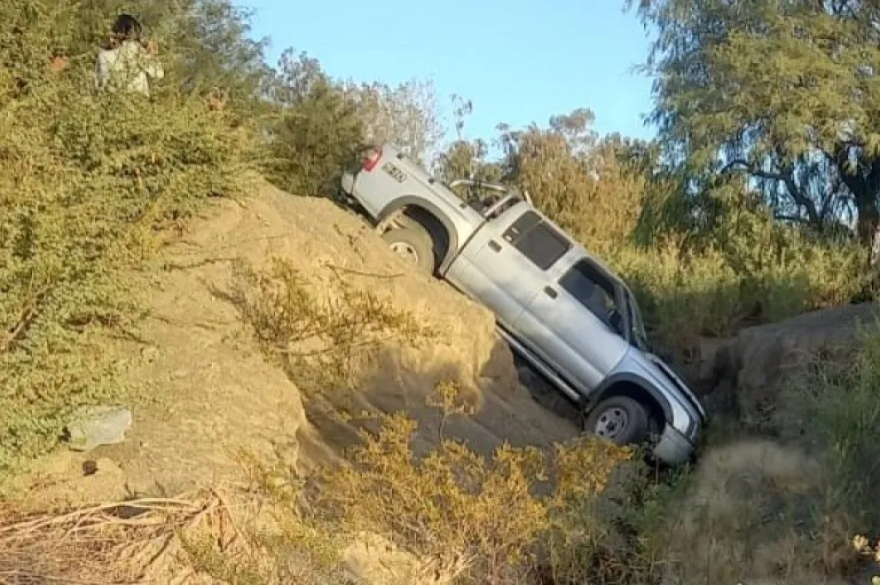 Se olvidó de poner el freno de mano  y su camioneta cayó a una zanja en Jáchal