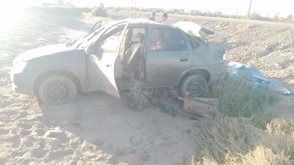 Una pareja terminó hospitalizada tras volcar su auto