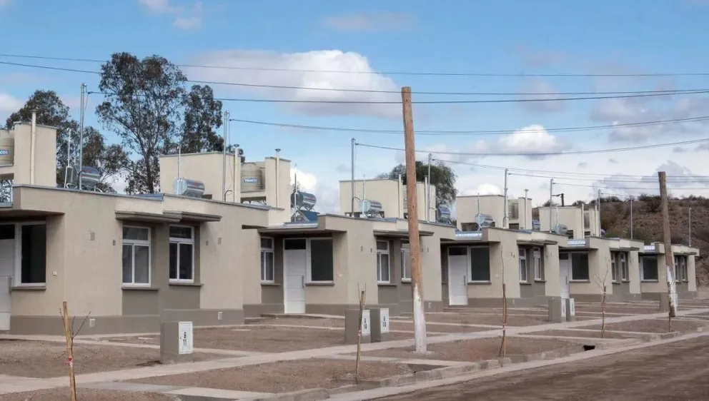 Infraestructura reactiva las obras de barrios avanzados del IPV y espera trámites administrativos para los fondos de Ruta 40 sur y el Túnel de Zonda