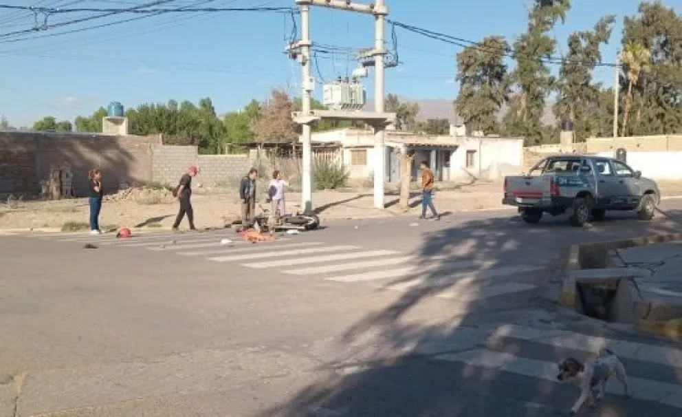 Un motociclista chocó con una camioneta y quedó malherido: falleció horas después