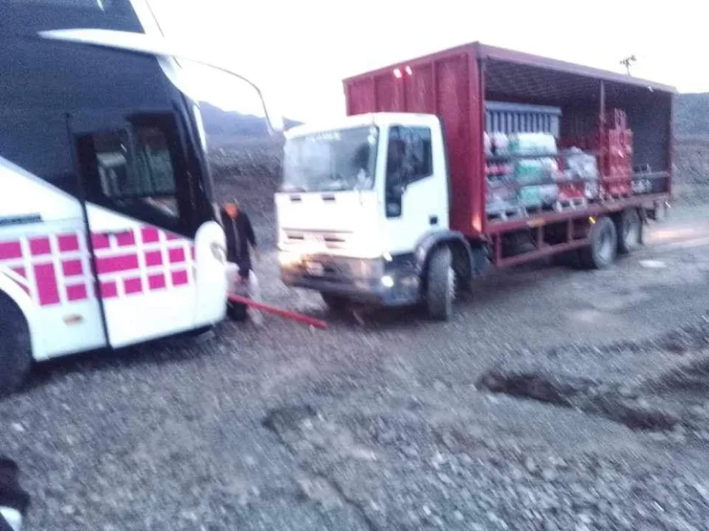 Viajaban en colectivo y se quedaron varados en el camino de Rodeo