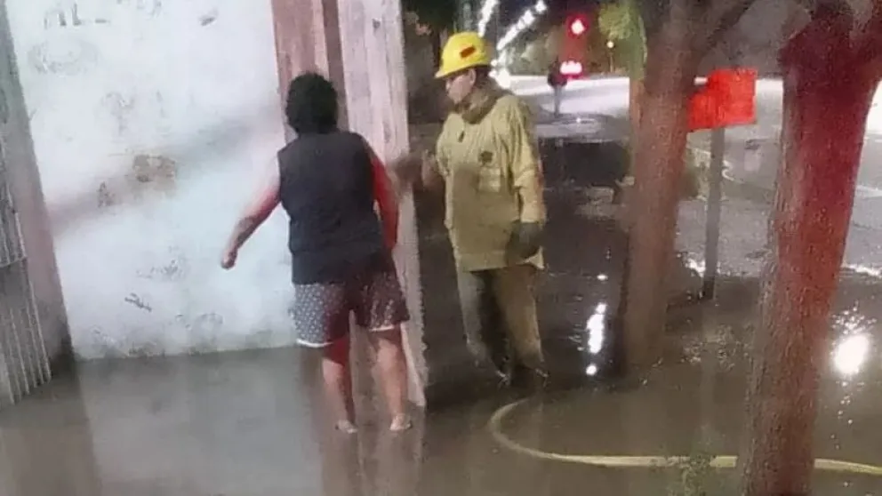 Bomberos asistieron a una familia a la que se le inundó la vivienda 