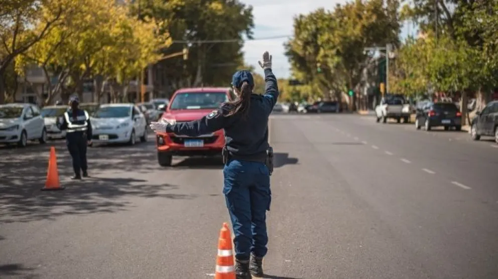 Para evadir un control, atropelló a una policía y se dio a la fuga