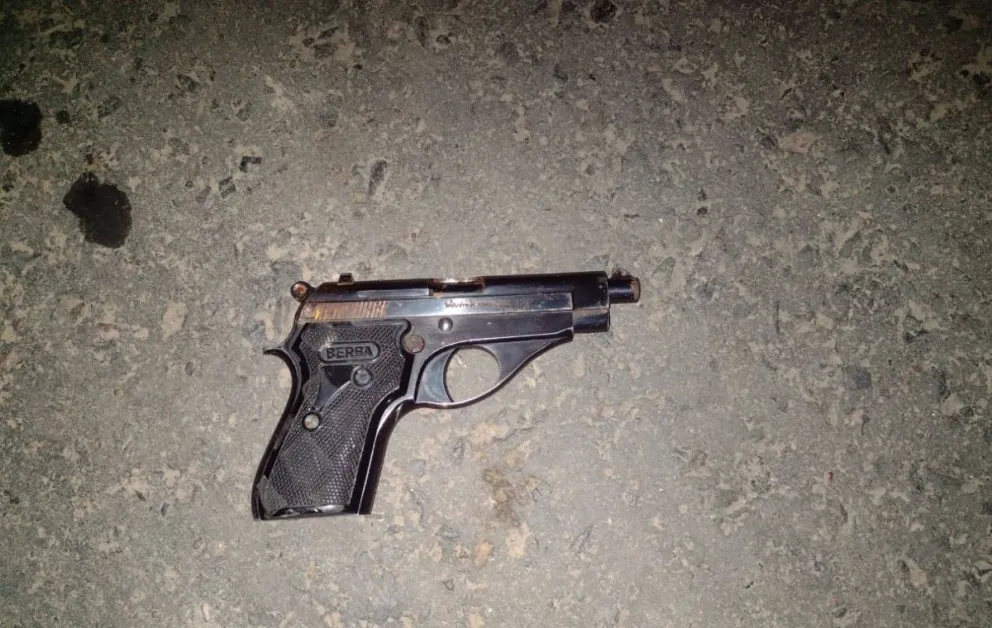 La Policía paró a una pareja en moto y les encontraron un arma y droga