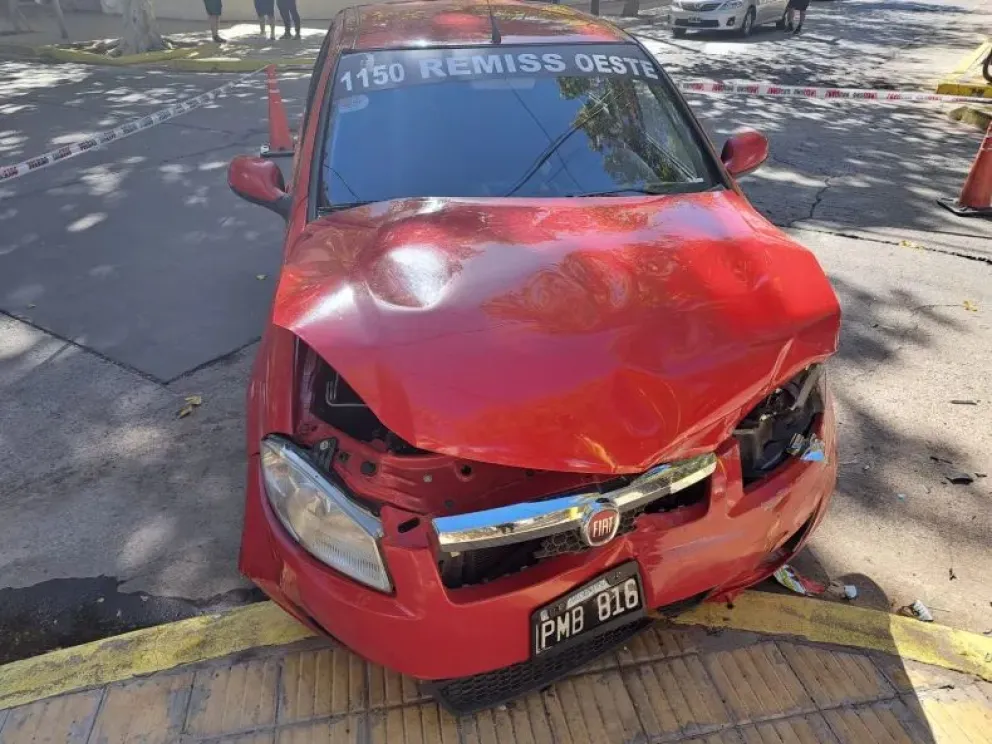 Fuerte choque entre un auto y un remis dejó a una mujer internada