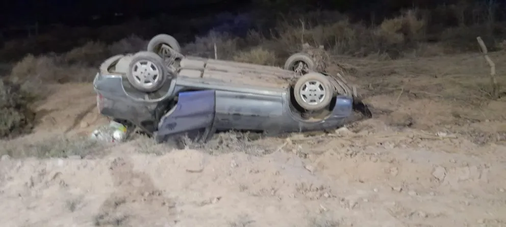 Un policía iba en su auto, quiso adelantar una moto y terminó volcando 