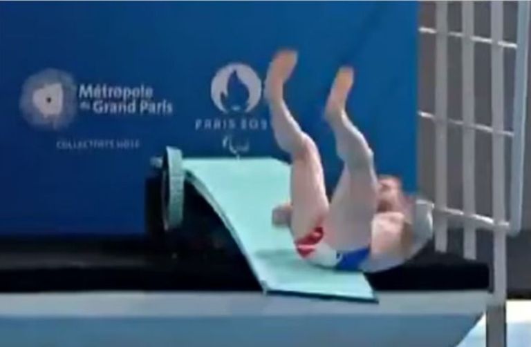 La impresionante video de la caída de un atleta en plena inauguración del Centro Acuático Olímpico París 2024