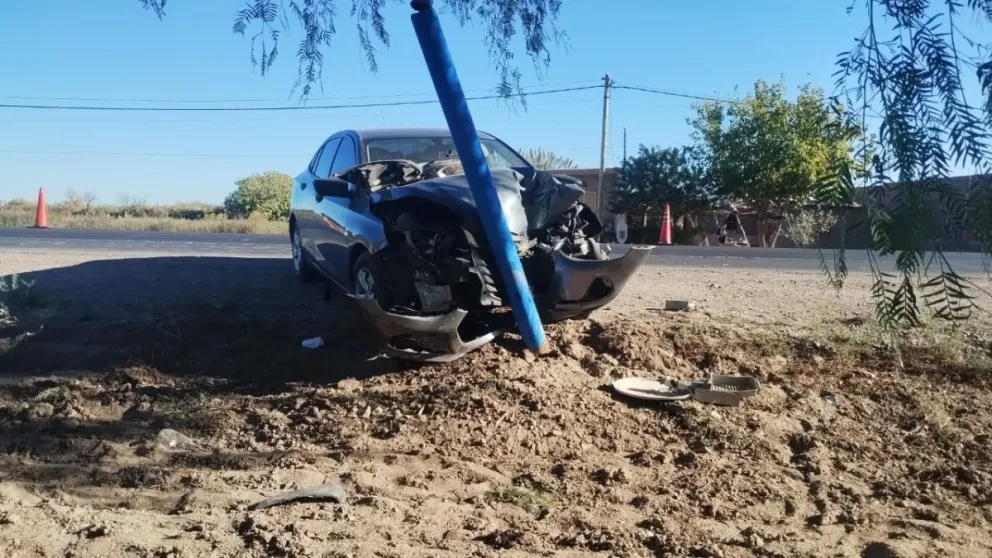 Un hombre tuvo un ataque de tos, perdió el control de su auto y chocó contra un poste