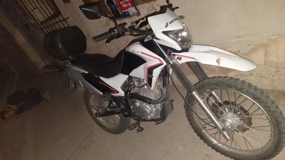 Robó una moto del estacionamiento de un barrio, pero cayó poco después 