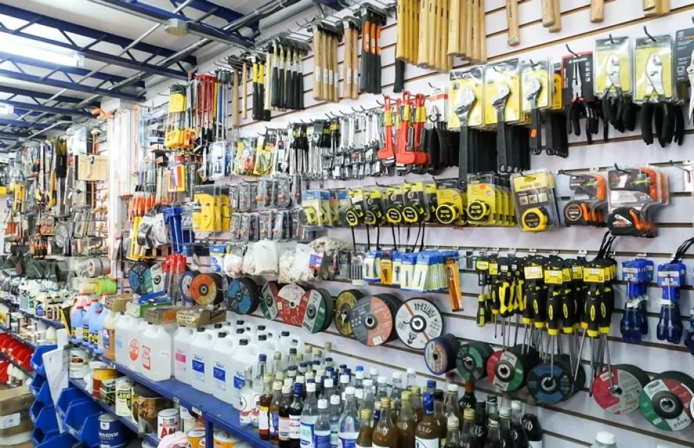 Ferreteros locales afirman que los precios de los materiales comenzaron a bajar, pero la venta disminuyó un 30% en el último mes