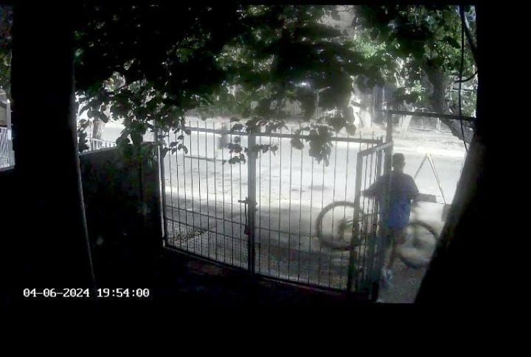 Video: en menos de 20 segundos, un delincuente robó una bicicleta de una peluquería 
