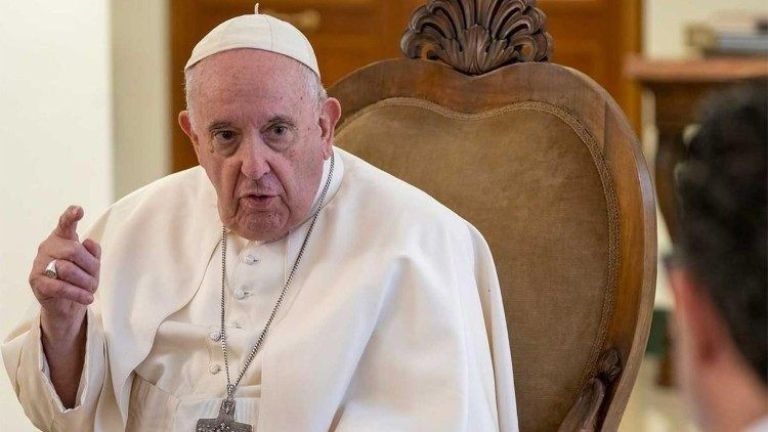 El Vaticano emitió un texto criticando la maternidad subrogada, el cambio de género y el aborto 