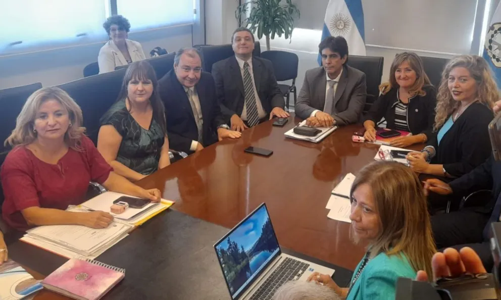 Gremios docentes  buscan ganarle a la inflación y Gobierno advierte que la baja recaudación condicionará la oferta