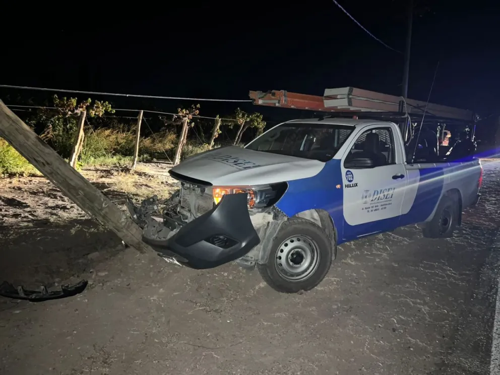 Por esquivar un perro terminó contra un poste de la luz